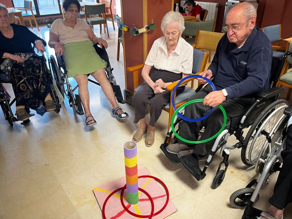 Residentes juegan a un juego con aros