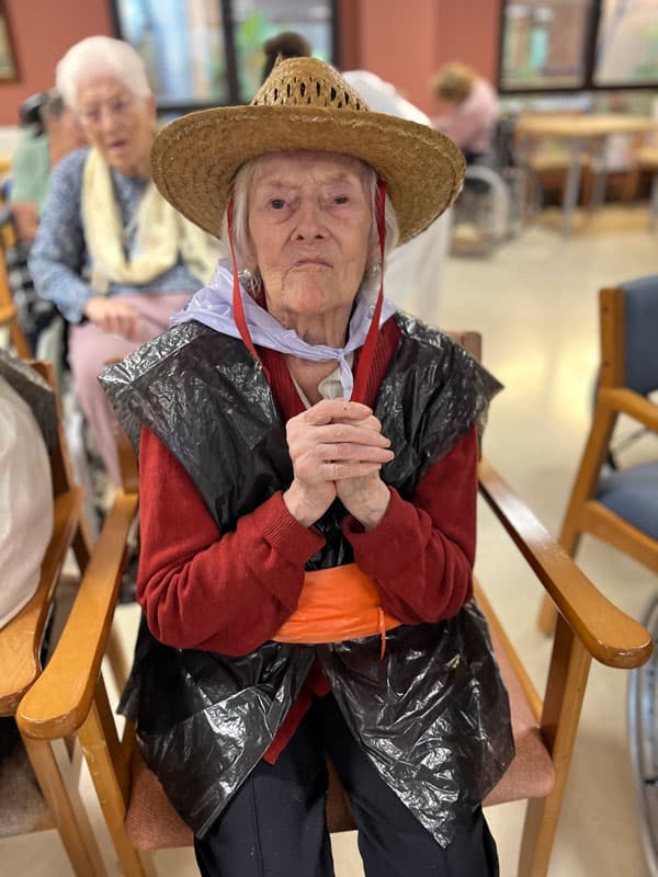 Una residente vestida y preparada para vendimiar