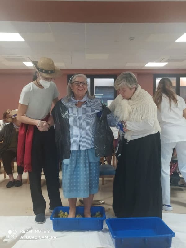 Una residente feliz pisando uva durante la vendimia