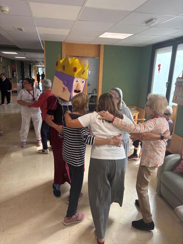 Residentes se abrazan y bailan durante la vendimia