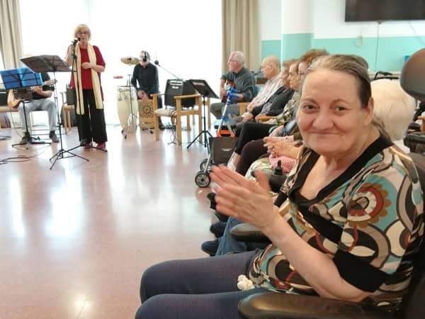 Una residente baila al ritmo de Can Seixanta