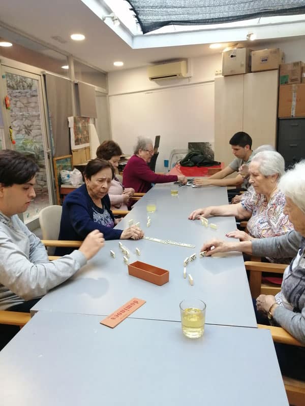 Los residentes interactúan con los alumnos de Camps Blancs