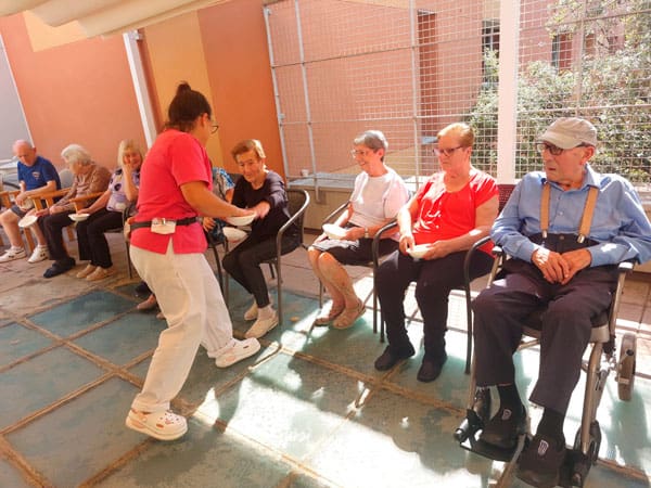 Una monitora da indicaciones para hacer los juegos de agua