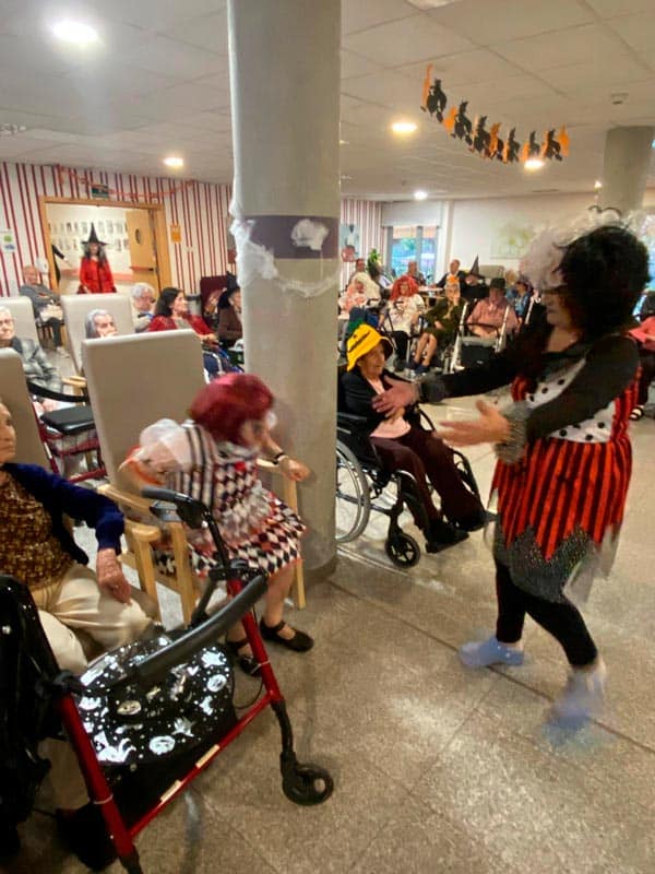 Una trabajadora anima a los residentes a bailar