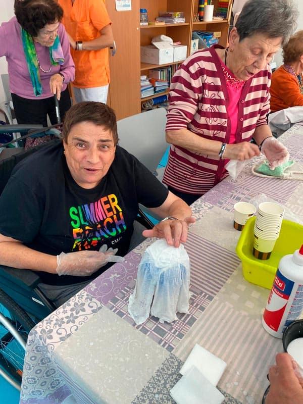 Más manualidades elaboradas por los residentes