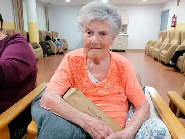 Otra cumpleañera con su regalo