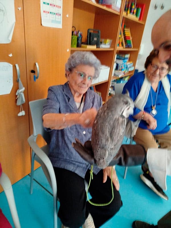 Una residente con un buho de terapia