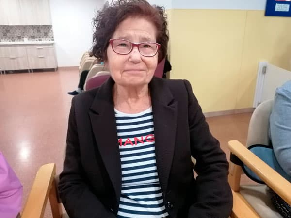 Una cumpleañera sonría a cámara