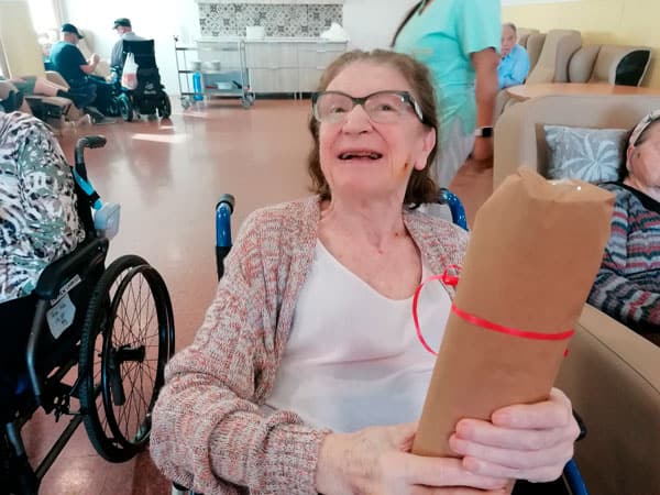 Los residentes reciben los regalos de cumpleaños