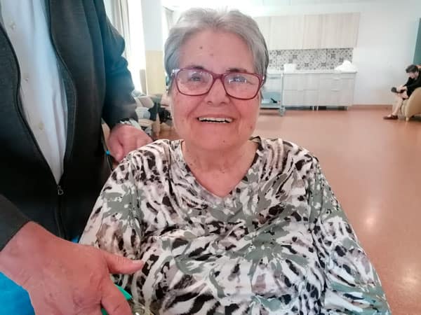 Una residente cumpleañera sonríe a la cámara