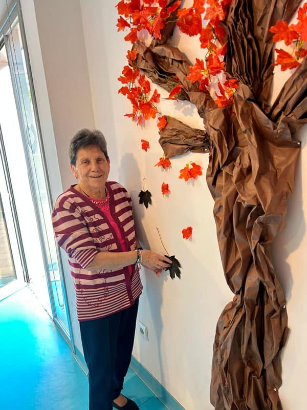 La decoración de otoño fue elaborada por los residentes