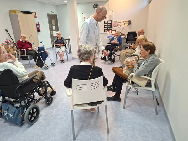 Sesión de terapia con animales tras el verano