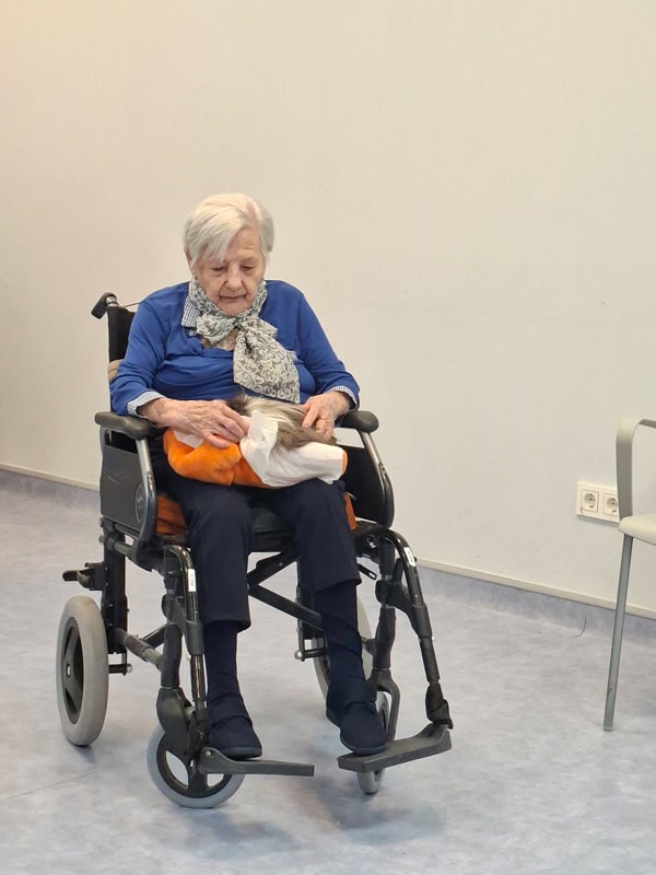 Una residente acaricia un animal de terapia
