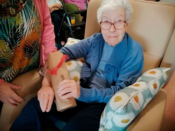 Una cumpleañera con su regalo