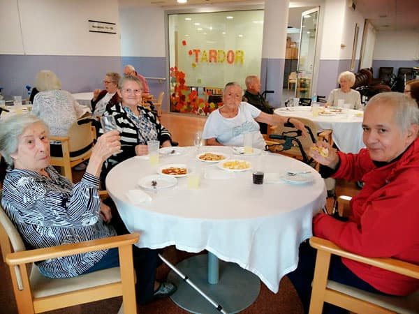 Residentes felices durante la celebración de 100 años