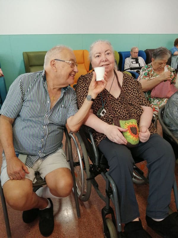 Residentes probando la cerveza