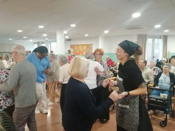 Baile durante la fiesta de la Castanyada