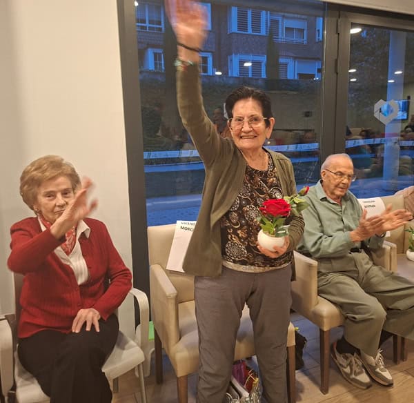 Una cumpleañera saluda a la cámara