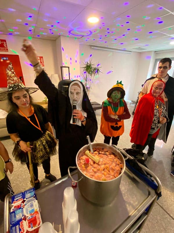 Muchos residentes y trabajadores se disfrazaron por Halloween