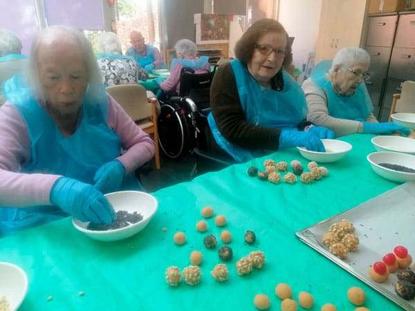 Los residentes elaboran panellets