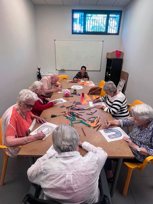 Los residentes preparan manualidades para el Árbol de los recuerdos