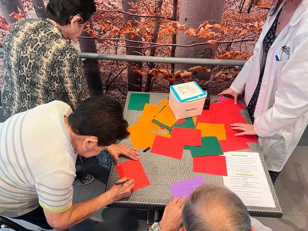 Las cartulinas fueron las hojas del árbol de los recuerdos