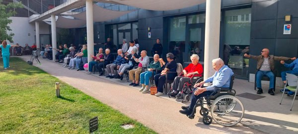 Imagen de los residentes en el jardín