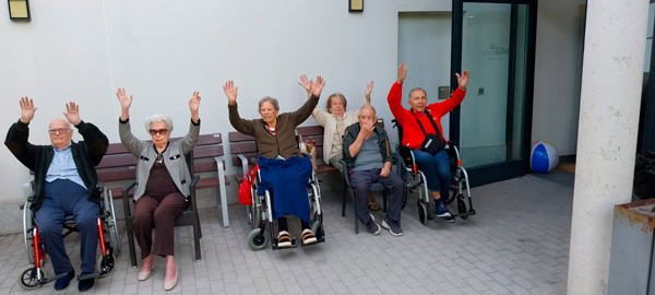 Los residentes felices en el jardín