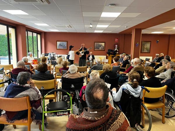 Imagen del comedor durante la visita del grupo musical