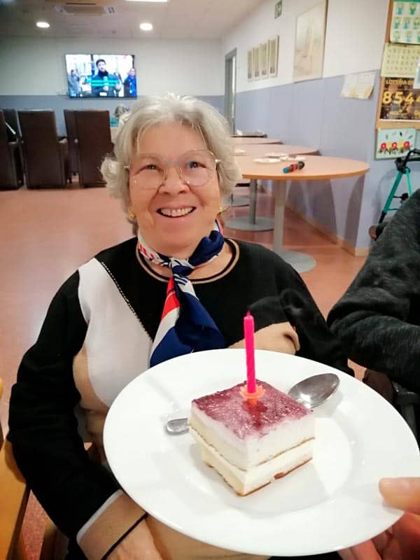 Una cumpleañera con su pastel de cumpleaños