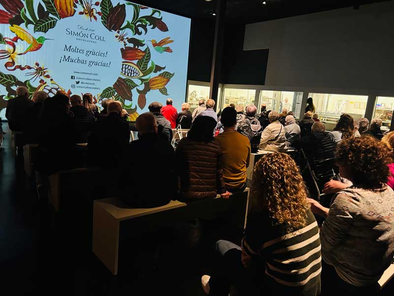 Todos atentos durante la presentación en Simón Coll