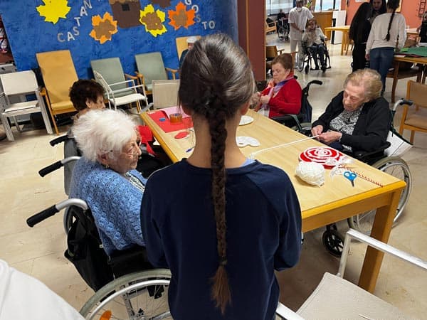 Los residentes interactúan con los jóvenes visitantes