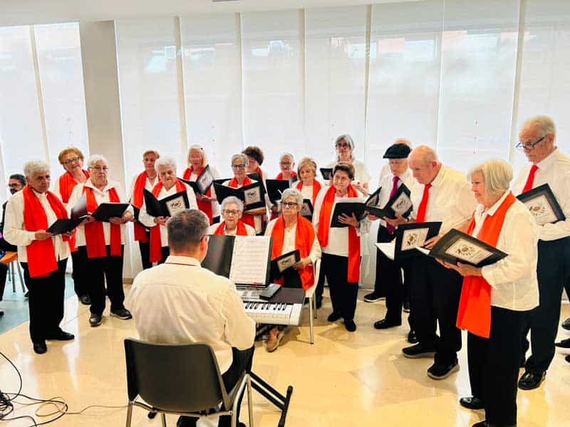 Una coral interpreta una pieza