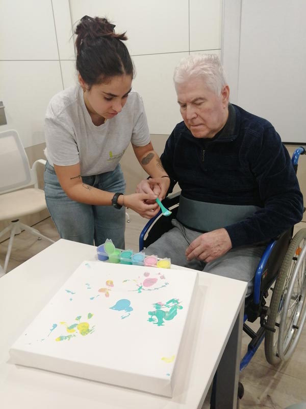 Los residentes ayudaron a Milo a pintar el cuadro