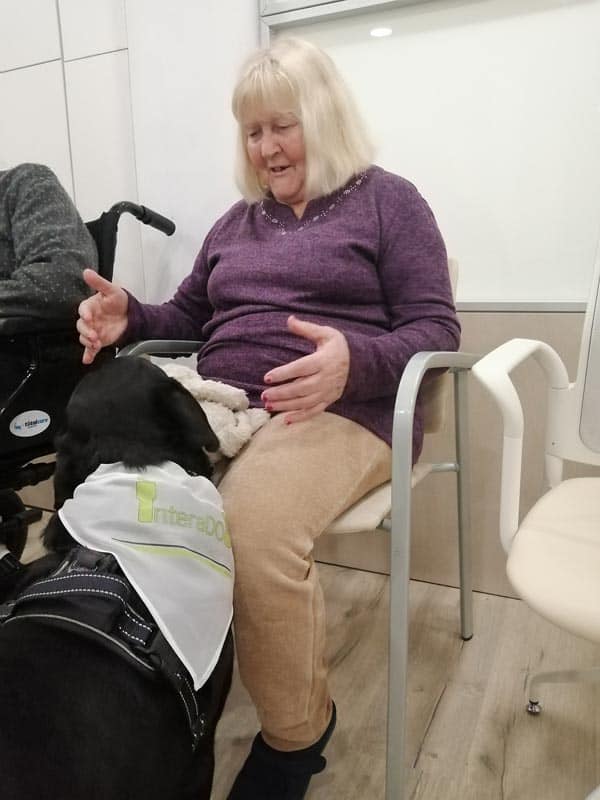 Milo siempre está feliz con los residentes