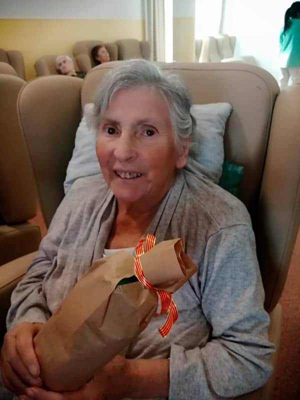 Cumpleañera con su regalo