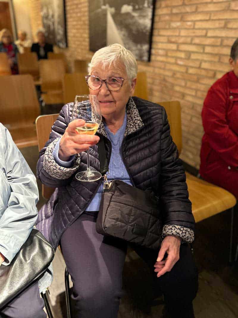 Una residente prueba una copa de cava