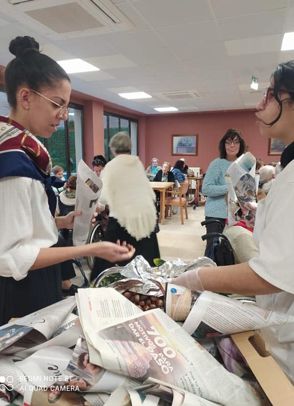 Las auxiliares reparten castañas en el comedor
