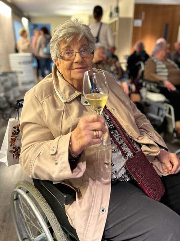 Otra residente posa con su copa de cava