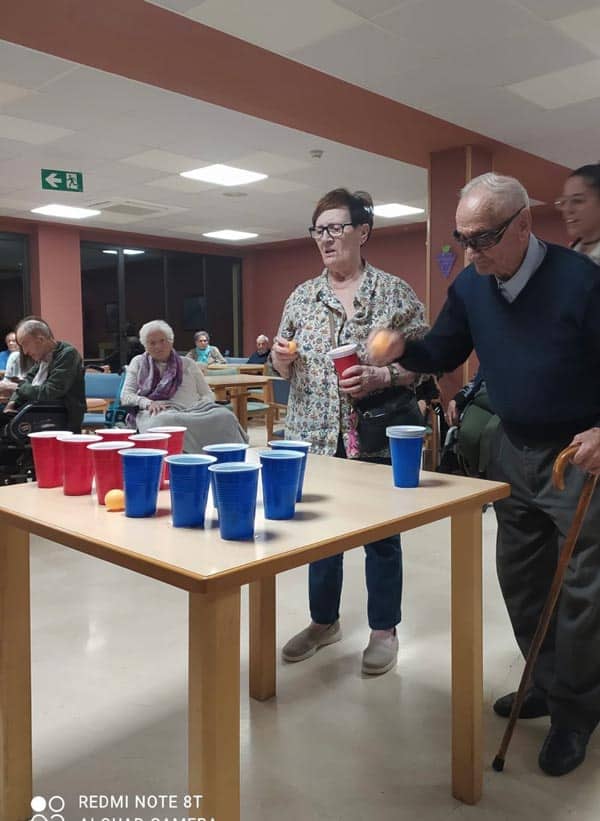 Los residentes juegan a juegos de encertar