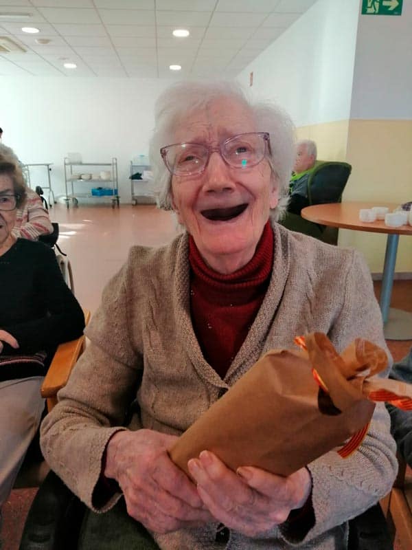 Una cumpleañera sonríe a cámara