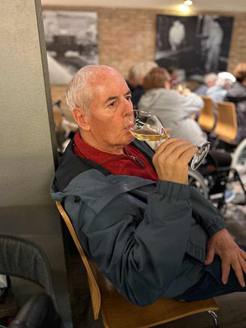 Otro residente sonriente mientras prueba el cava