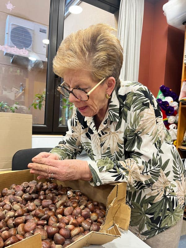 Una residente pela castañas para probarlas
