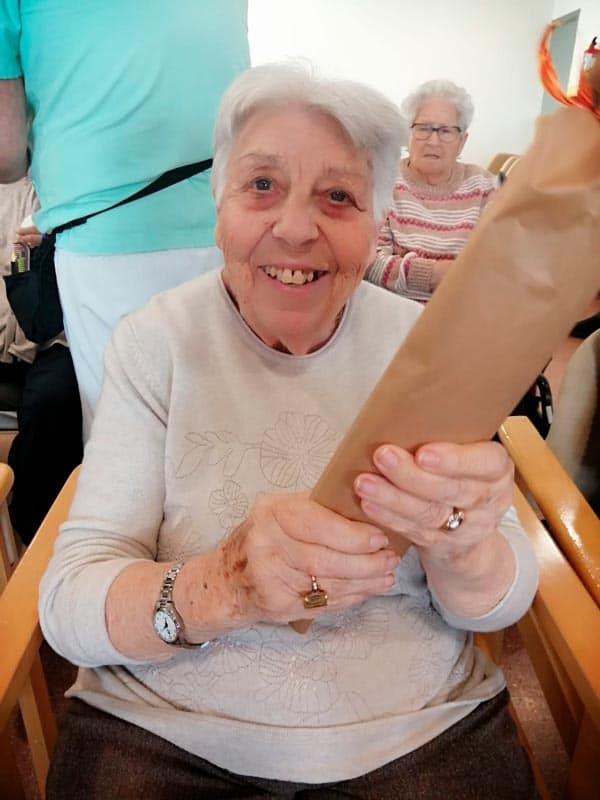 Cumpleañera feliz con su regalo