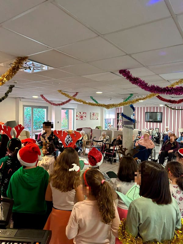 Visita de un colegio a la residencia