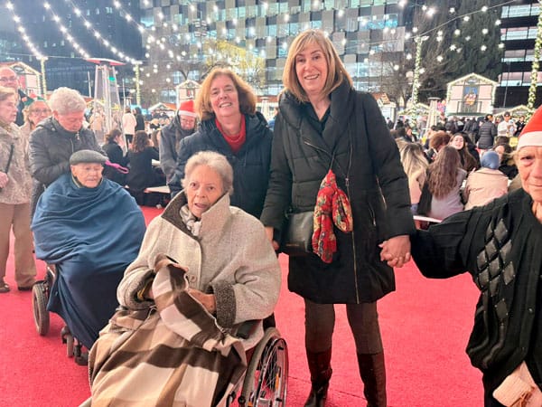 Los residentes felices junto a sus familiares en la excursión