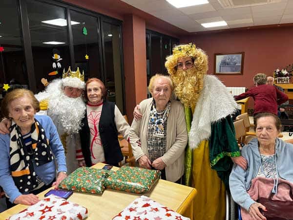 Los Reyes Magos entregaron regalos a los residentes
