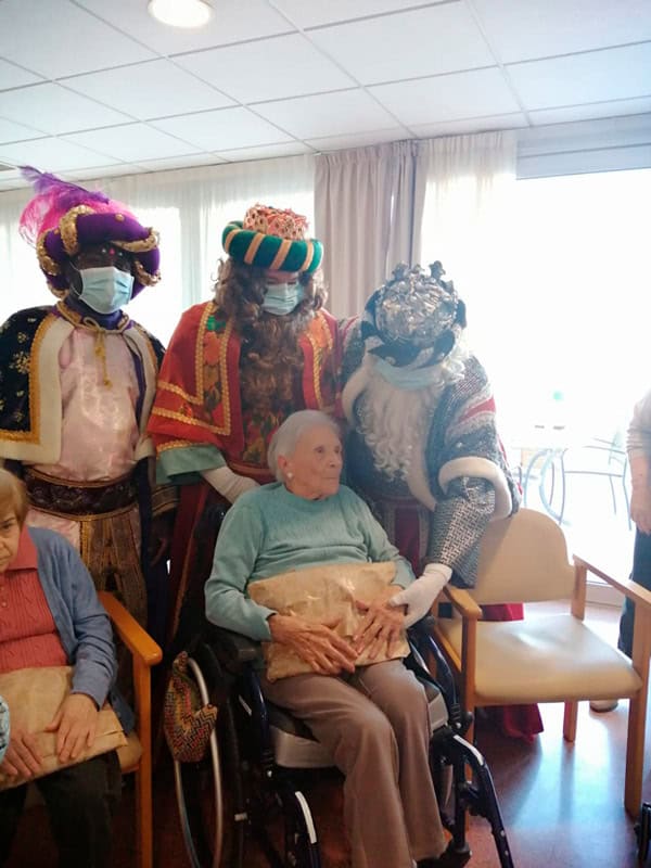 Los Reyes Magos de Oriente visitan nuestra residencia antes de la cabalgata