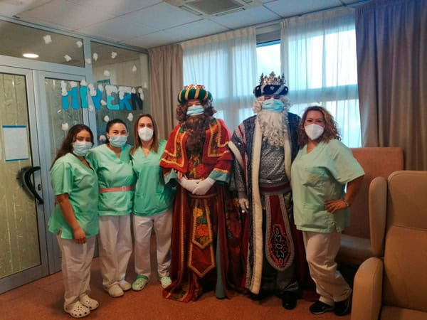 Los Reyes Magos de Oriente junto a el personal de la residencia