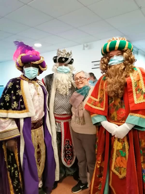 una residente posa super feliz junto a los reyes